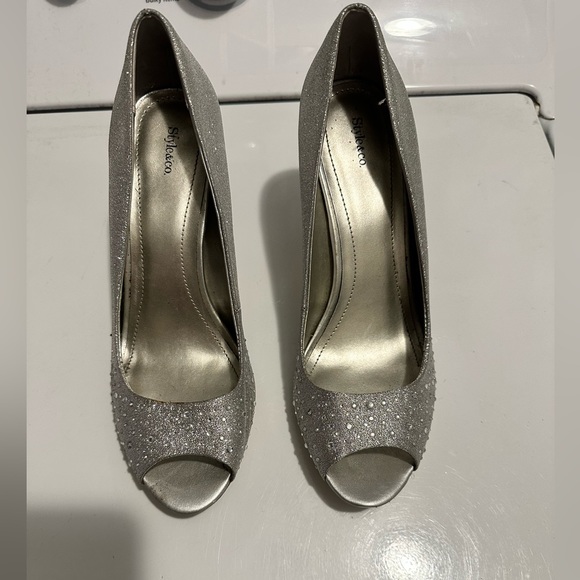 Women’s Size 10 Style & Co. silver formal shoes - Picture 1 of 5